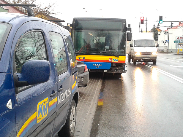 Zderzenie autobusu z samochodem [FOTO] - Zdjęcie główne