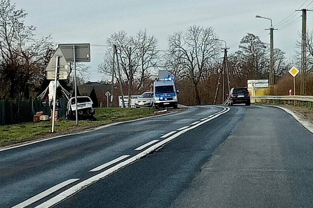 Dachowanie samochodu niedaleko Płocka. 67-latka trafiła do szpitala - Zdjęcie główne