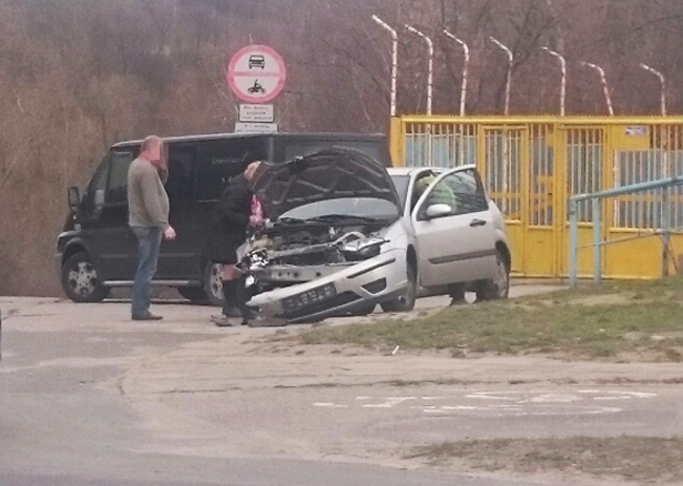 Dwa auta zderzyły się przy stadionie [FOTO] - Zdjęcie główne