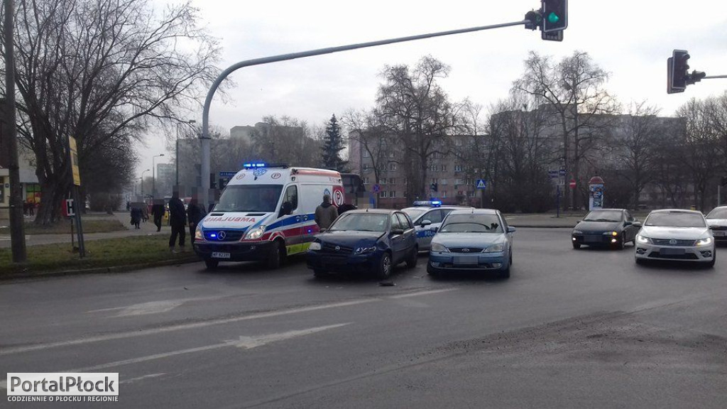 Uwaga na utrudnienia w ruchu! Zdarzenie na skrzyżowaniu - Zdjęcie główne