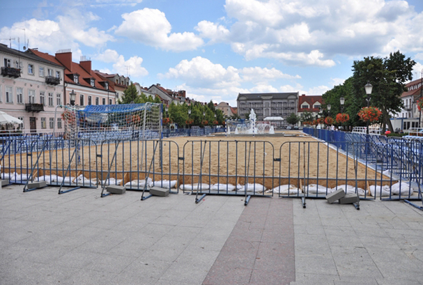 Zrobili plażę przed ratuszem [FOTO] - Zdjęcie główne