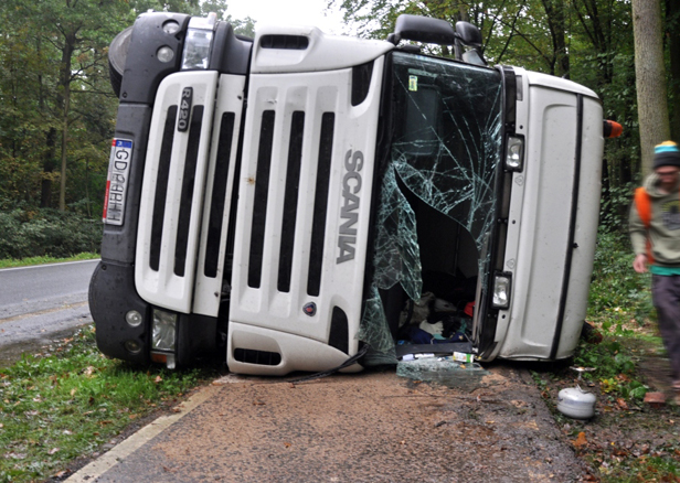 Tir przewrócił się na krajowej 60 [FOTO] - Zdjęcie główne