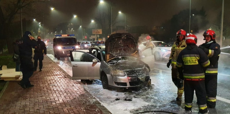 Auto w ogniu w centrum Płocka. Utrudnienia na Jachowicza - Zdjęcie główne