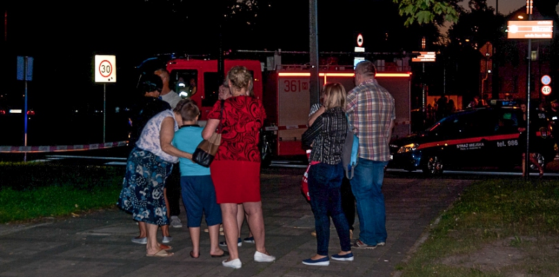 W budynku może być bomba. Trwa ewakuacja mieszkańców  [FOTO] - Zdjęcie główne