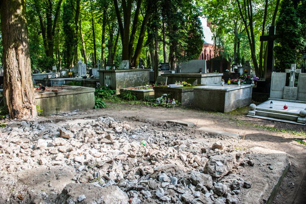 Zbierają środki na grobowiec. Pomógł im... - Zdjęcie główne