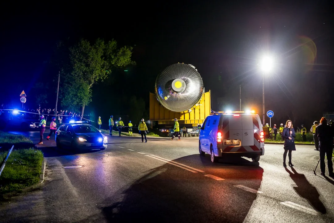 Ulica będzie zamknięta na kilka dni. Wymaga naprawy po transporcie kilkusettonowych kolosów - Zdjęcie główne