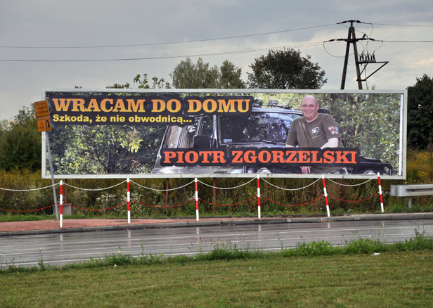 Terenówka posła w środku lasu [FOTO] - Zdjęcie główne