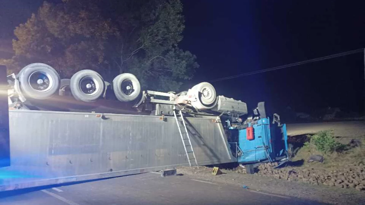 Scania dachowała, tony buraków na drodze! Utrudnienia na drodze krajowej - Zdjęcie główne