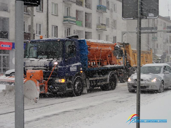 Kawałki lodu i śniegu spadają z tirów - Zdjęcie główne