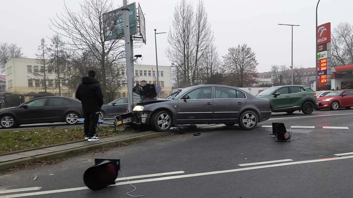 Wysoki mandat dla 18-letniego kierowcy. Wjechał w sygnalizację świetlną - Zdjęcie główne