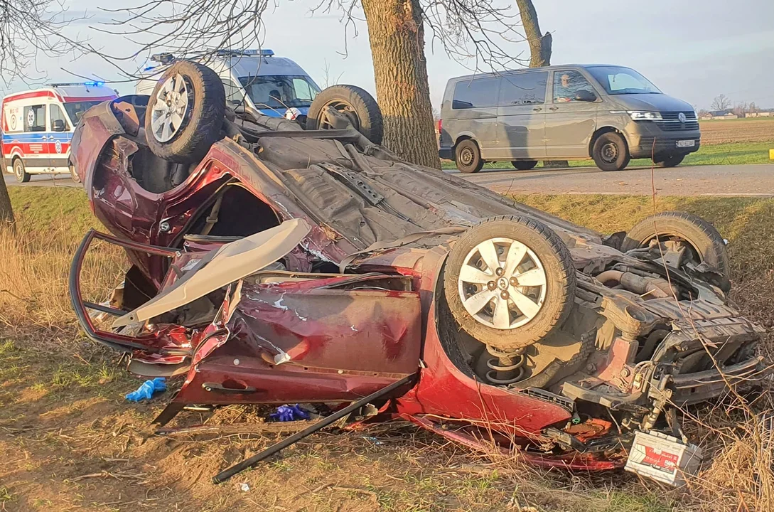 Dachowanie w powiecie płockim. Nieprzytomny kierowca zakleszczony w aucie - Zdjęcie główne