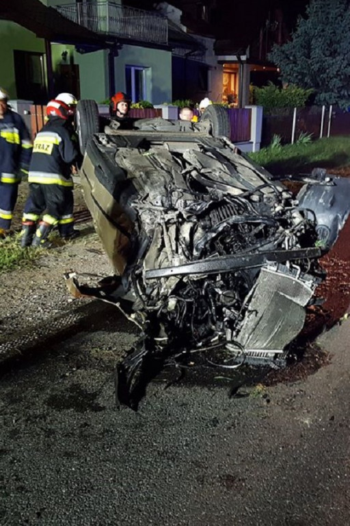 Zmasakrowane auto i poszkodowany kierowca - Zdjęcie główne