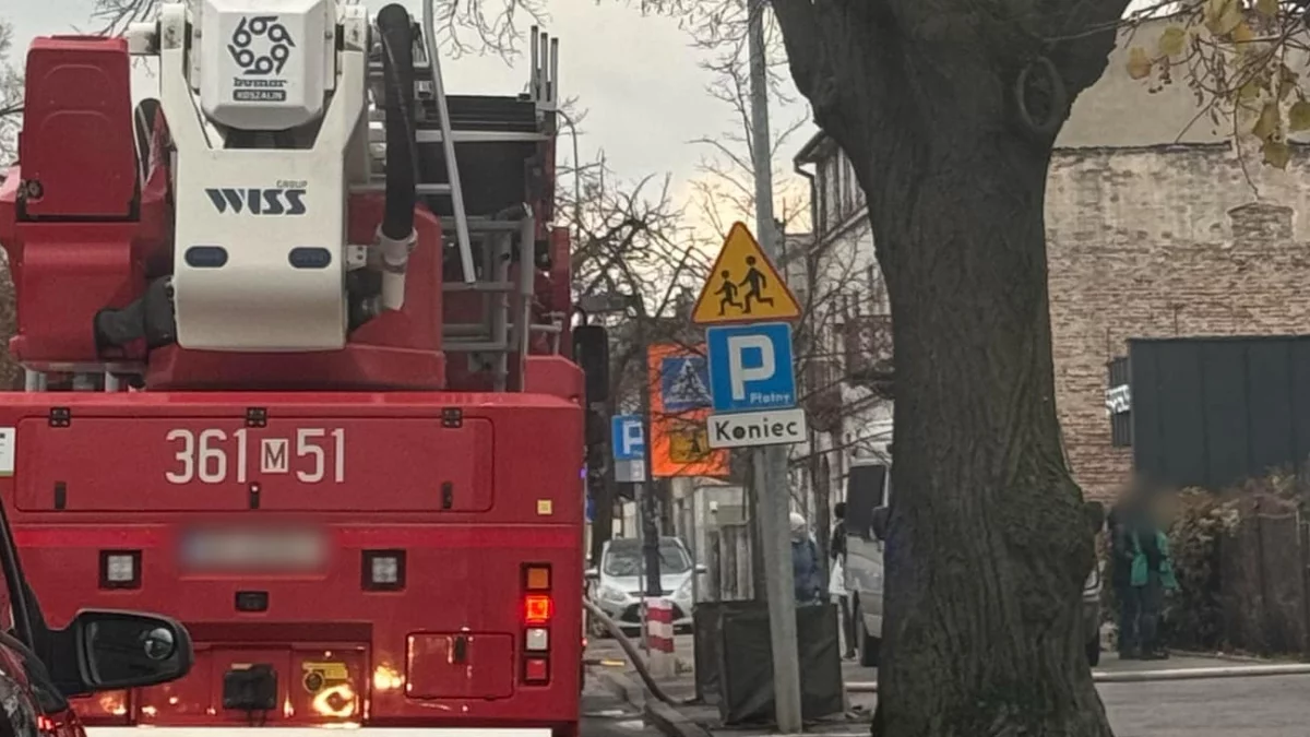 Pożar w centrum Płocka. Akcja trwa, strażacy poszukują rannych! - Zdjęcie główne