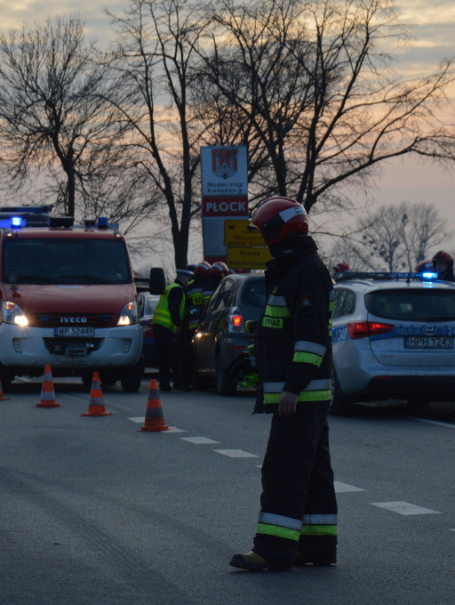 Samochód w rowie. Jedna osoba poszkodowana - Zdjęcie główne