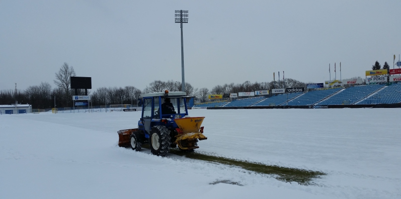 Stadion pod śniegiem. Czy inauguracja ligi jest zagrożona? - Zdjęcie główne