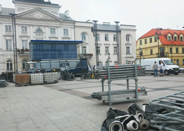 Już stoi autobus ze sceną [FOTO] - Zdjęcie główne