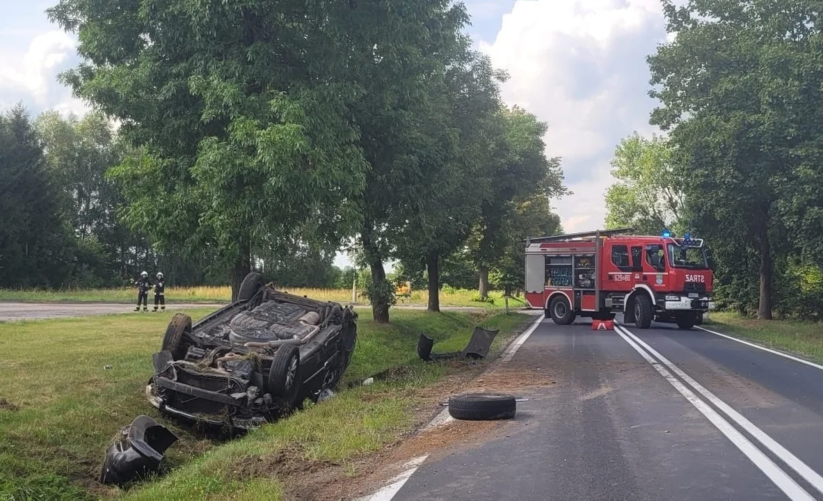 Zderzenie jednośladu i osobówki. Konieczna pomoc Lotniczego Pogotowia Ratunkowego [ZDJĘCIA] - Zdjęcie główne