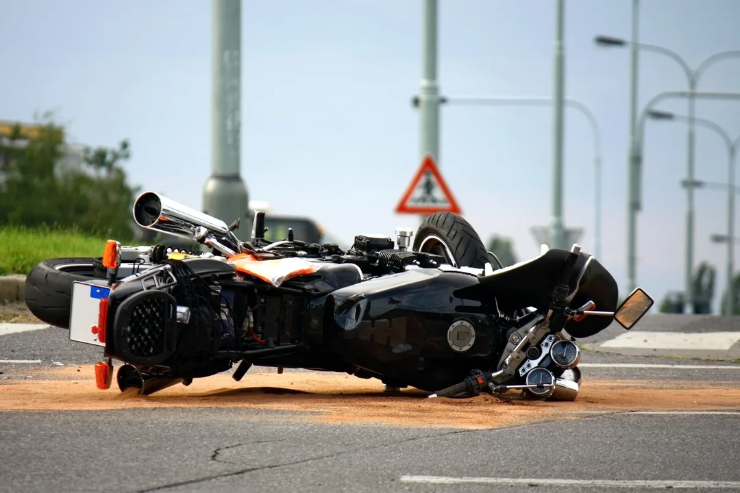 Wypadek z udziałem motocyklisty. Ranny 22-letni mężczyzna - Zdjęcie główne