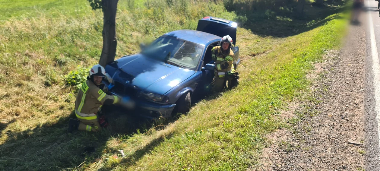 Zderzenie osobówek niedaleko Płocka. Kierowca bmw wjechał do rowu [ZDJĘCIA] - Zdjęcie główne