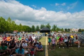 Scena na Podolszycach już gotowa, w parku wrzawa. Rusza festiwal - Zdjęcie główne