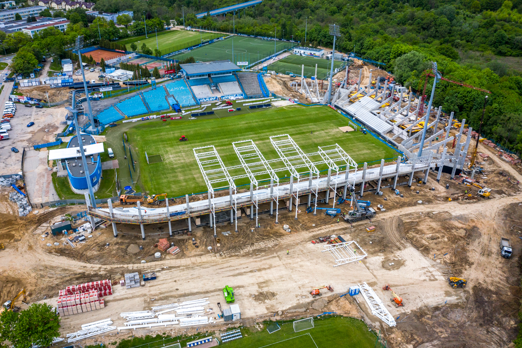 Pojawia się zadaszenie nad trybunami stadionu. Zobaczcie, jak wygląda [ZDJĘCIA] - Zdjęcie główne