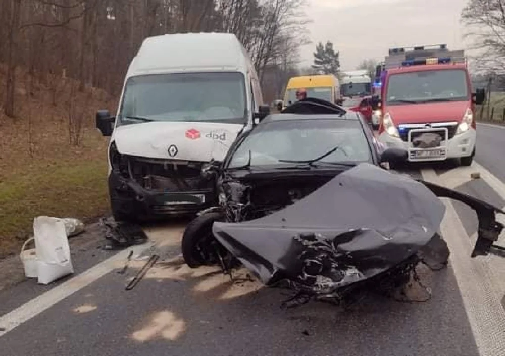 Czołowe zderzenie trzech pojazdów. Droga jest całkowicie zablokowana [ZDJĘCIA] - Zdjęcie główne