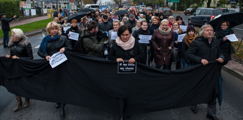 Ruszył kolejny czarny protest. Znacznie mniej liczny [FOTO, FILM] - Zdjęcie główne