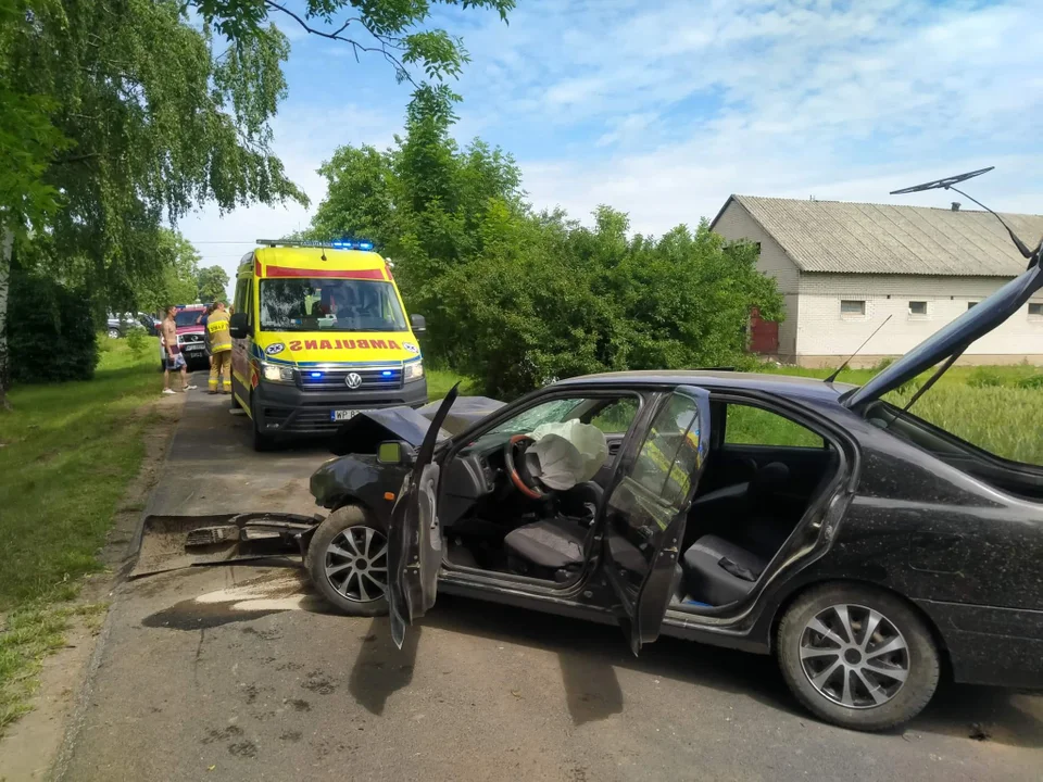 Jechał za szybko, wypadł z drogi i uderzył w drzewo. Dwie osoby zostały ranne [ZDJĘCIA] - Zdjęcie główne