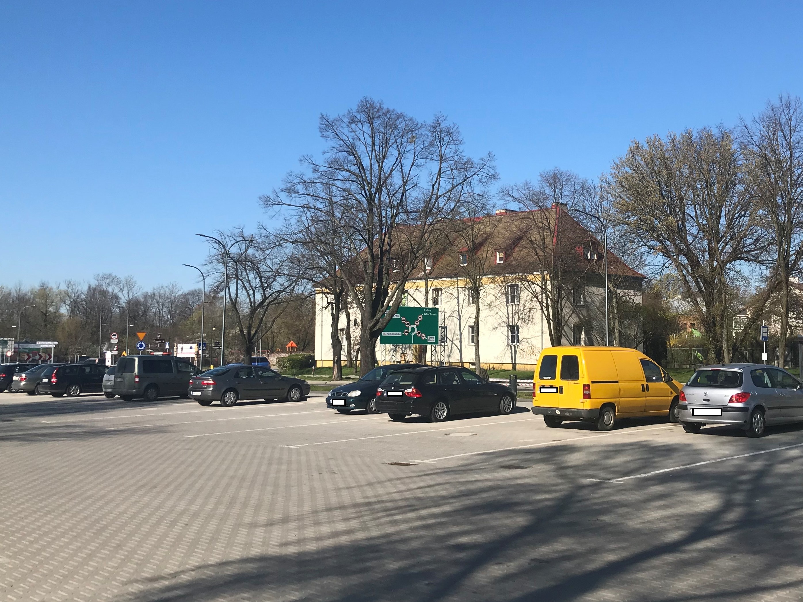 Straż miejska grozi palcem. Samochody nie będą tolerowane na tym parkingu  - Zdjęcie główne