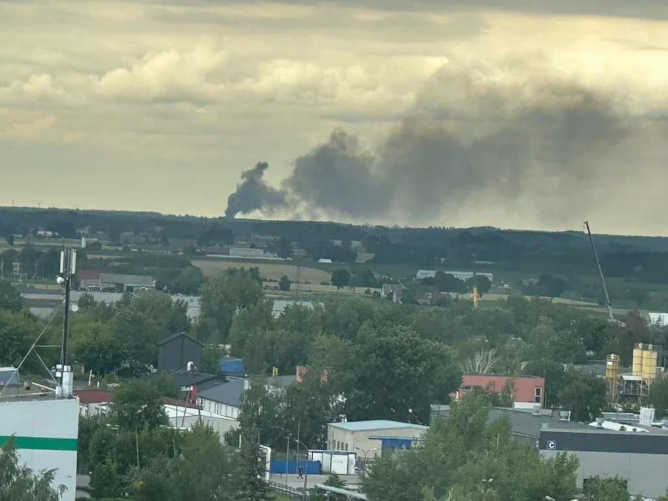 Pożar. Słup dymu widać z kilku kilometrów - Zdjęcie główne