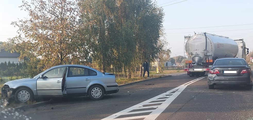 Wypadek z udziałem samochodu ciężarowego i trzech innych aut. Jedna osoba ranna - Zdjęcie główne