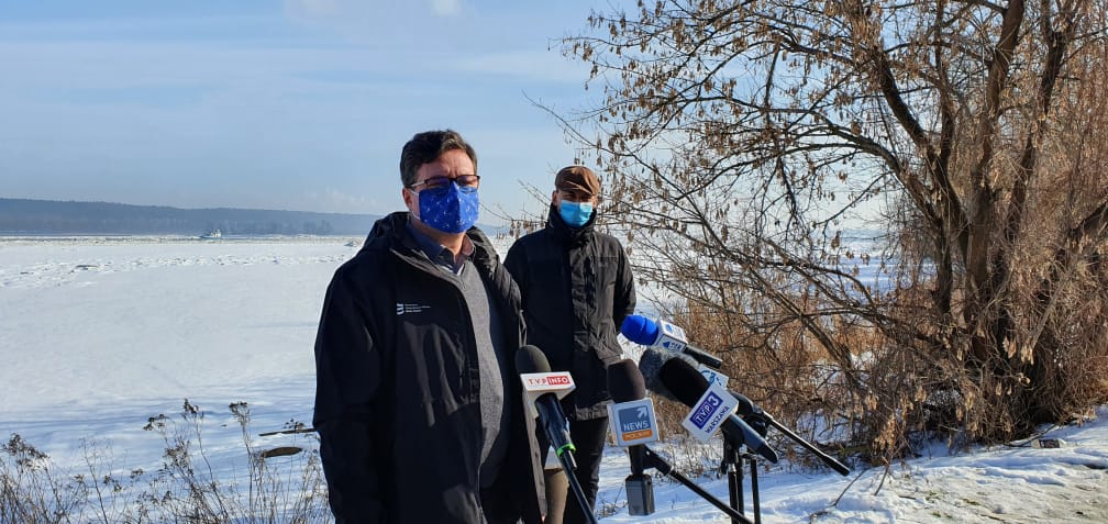 Trwa akcja lodołamania.- Jeśli uda nam się skruszyć ten zator, sytuacja znacznie się poprawi - Zdjęcie główne