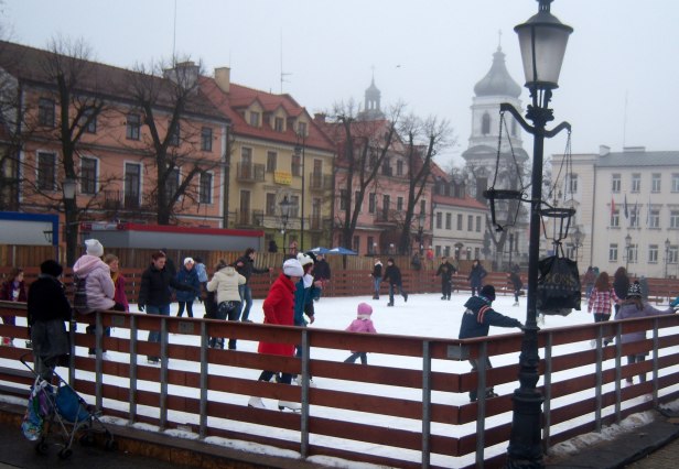 Chuliganeria na lodowisku. Klną, palą… - Zdjęcie główne