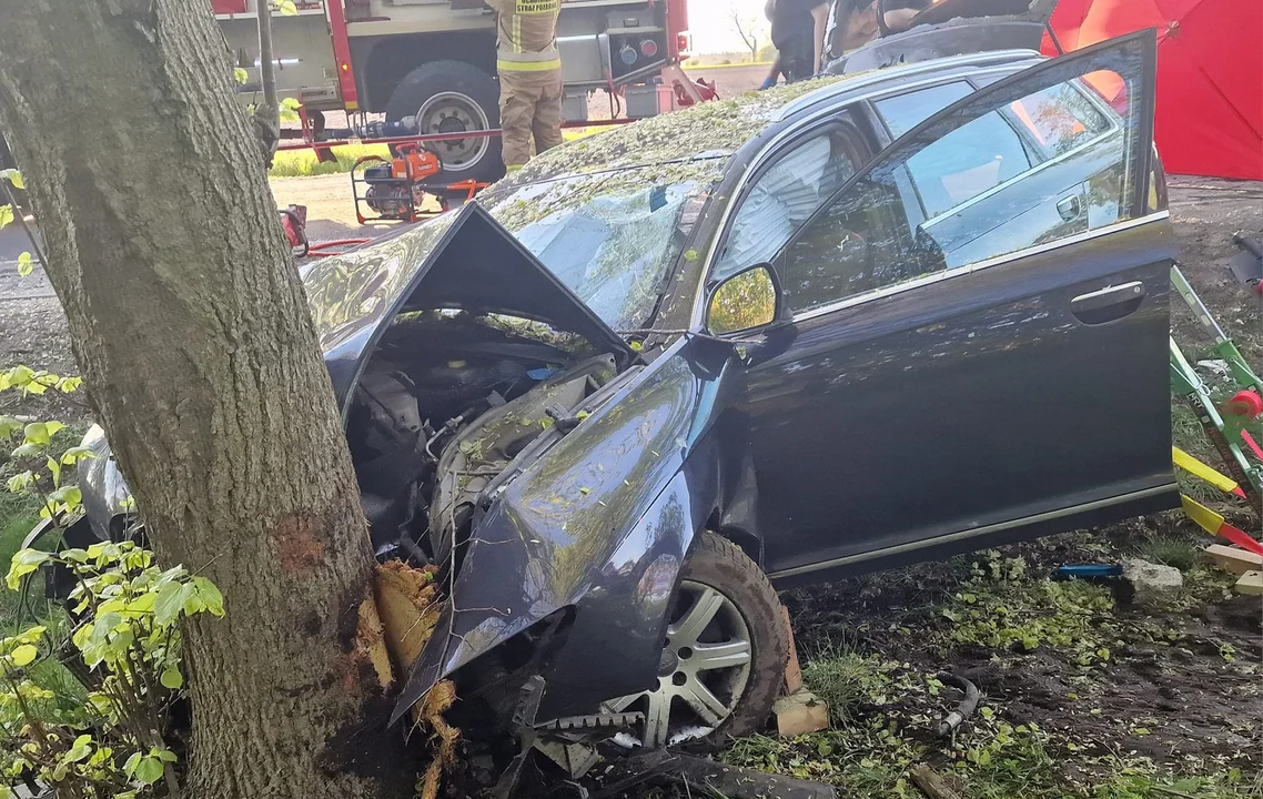 Auto wbiło się w drzewo w powiecie płockim. Śmigłowiec ruszył na pomoc - Zdjęcie główne