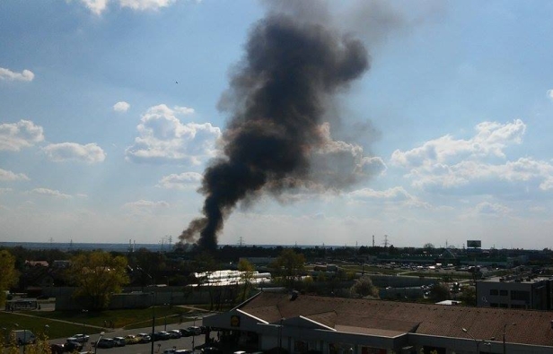 Płoną trawy. Chmura dymu nad miastem - Zdjęcie główne