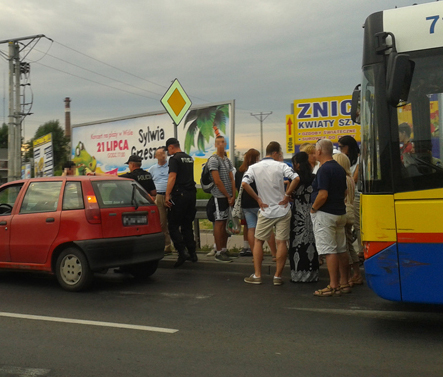 Pijana kierująca wjechała pod autobus[foto] - Zdjęcie główne