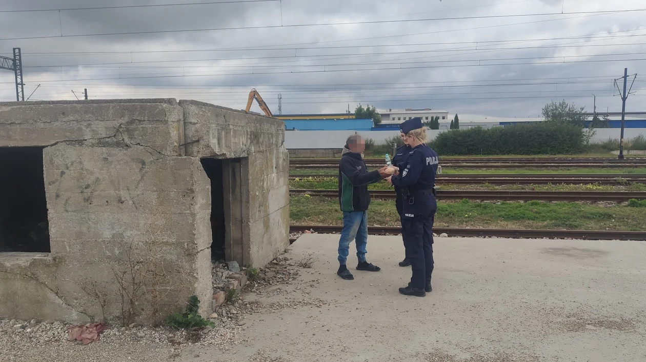 Piękny gest płockich policjantek. Pomogły osobie bezdomnej - Zdjęcie główne