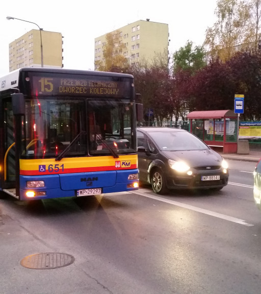 Zderzenie autobusu i toyoty - Zdjęcie główne