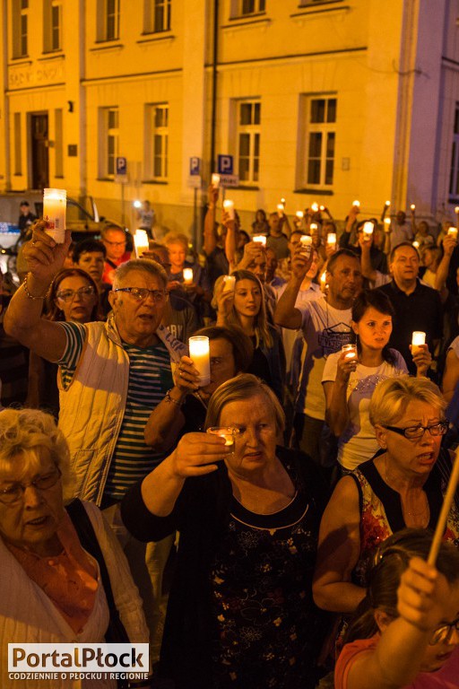 Tłum pod płockimi sądami gęstnieje - Zdjęcie główne