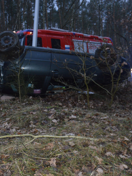 Kolizja w Słupnie, auto dachowało - Zdjęcie główne