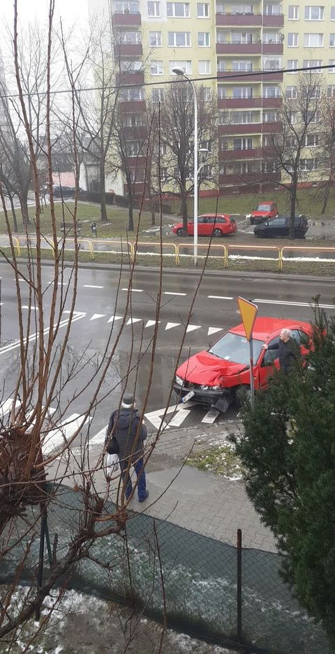 Zderzenie autobusu z autem osobowym. Starszy mężczyzna ukarany mandatem  - Zdjęcie główne