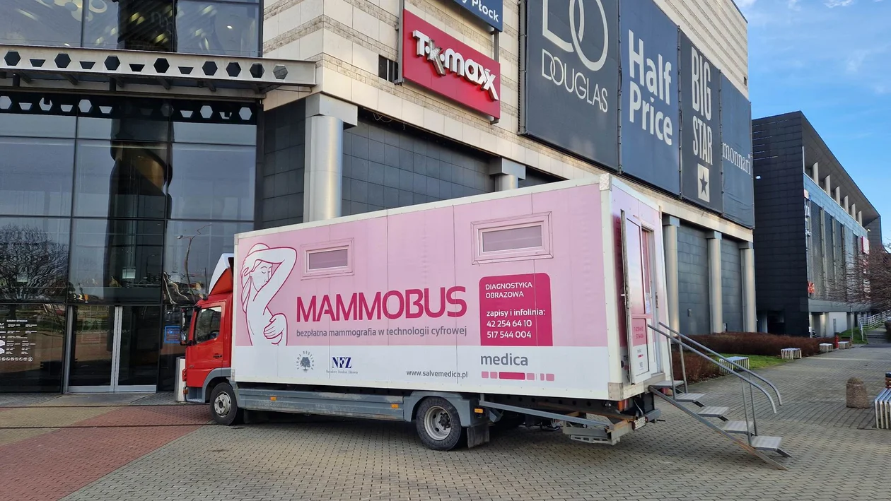 Bezpłatne badanie piersi. Mammobus przed Galerią "Wisła" - Zdjęcie główne