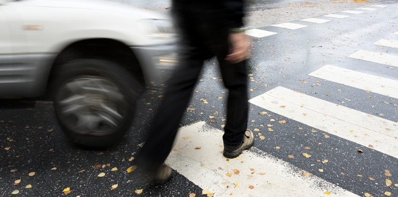 Pieszy wyszedł zza autobusu prosto pod koła samochodu - Zdjęcie główne