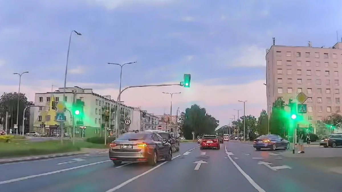 Policjantom w nieoznakowanym radiowozie się śpieszyło. Kierowca nagrał wykroczenie [WIDEO]