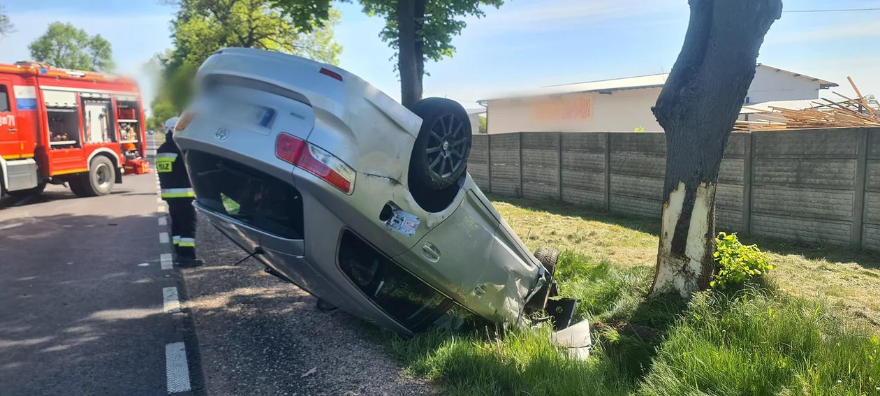 Poważny wypadek niedaleko Płocka. Auto dachowało i uderzyło w drzewo [ZDJĘCIA] - Zdjęcie główne