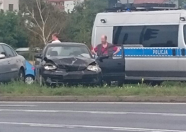 Trzy auta zderzyły się na rondzie [FOTO] - Zdjęcie główne