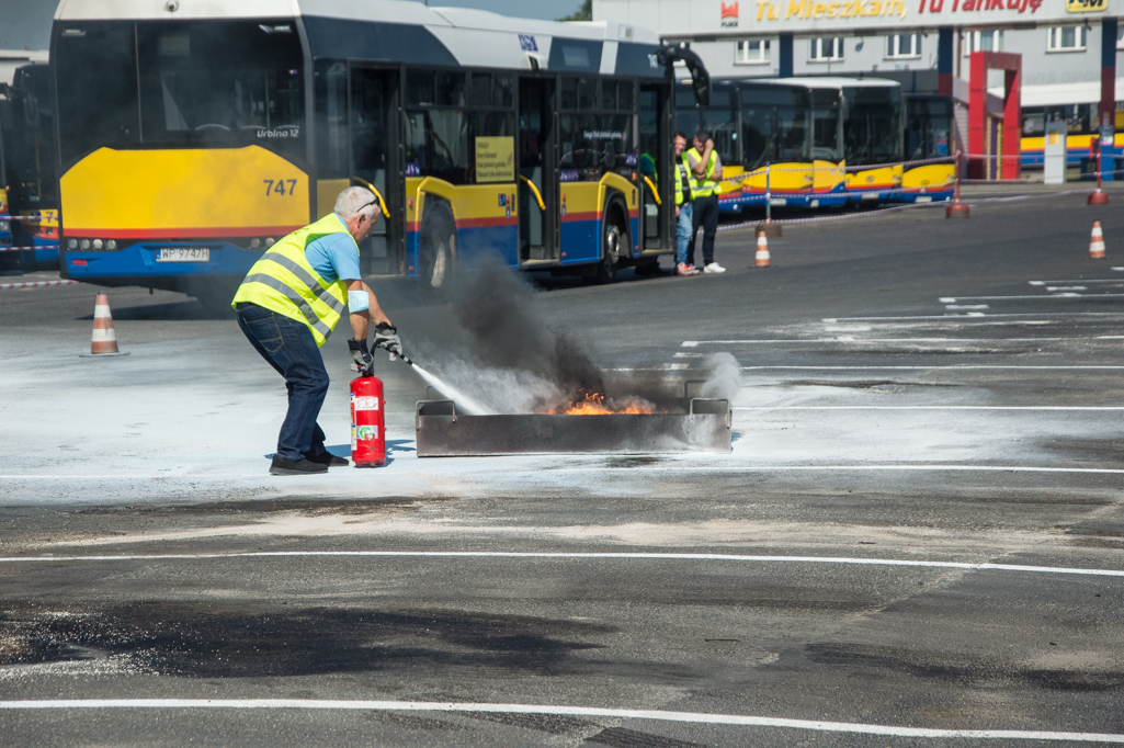 Płonący autobus, okazały tort i kranówka. Piknik urodzinowy KM Płock [ZDJĘCIA] - Zdjęcie główne