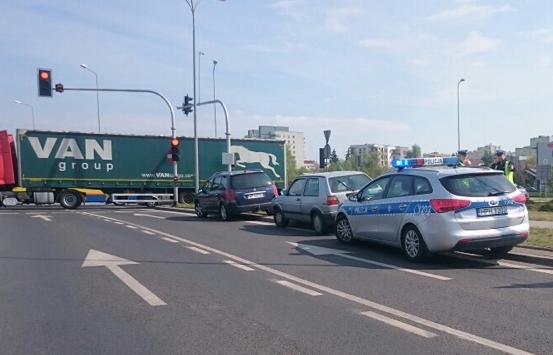 Zderzenie dwóch aut na rondzie[FOTO] - Zdjęcie główne