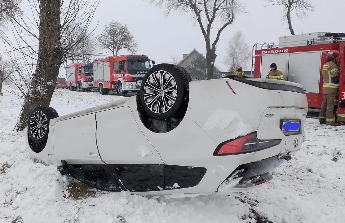 Dachowała toyota. Strażacy z powiatu płockiego w akcji - Zdjęcie główne