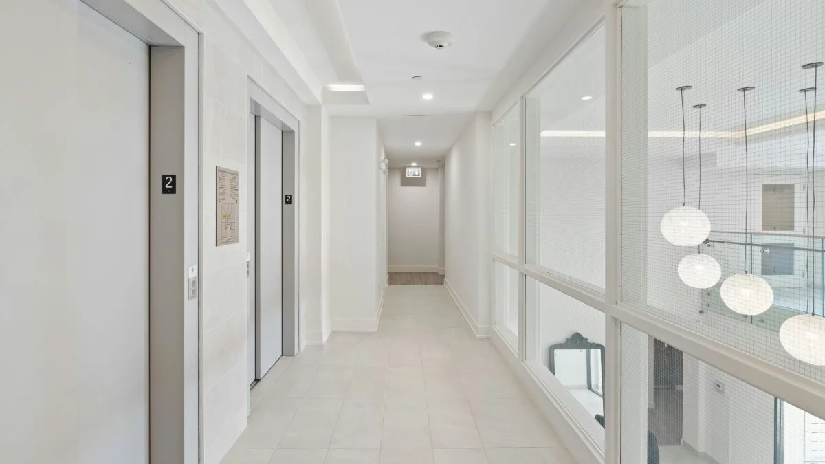 Cicha, płynna jazda przez lata – jak serwis wind w Warszawie wpływa na komfort użytkowników?